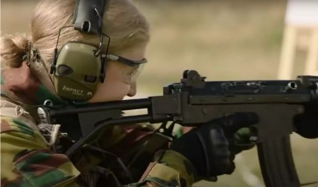 Η διάδοχος του βελγικού θρόνου πριγκίπισσα Ελισάβετ σε σκληρή στρατιωτική εκπαίδευση