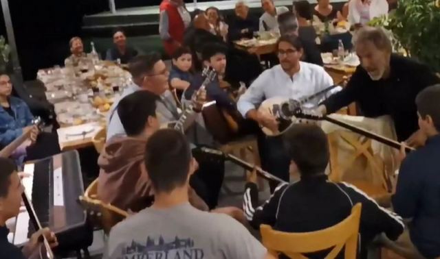 Σταύρος Ξαρχάκος: «Ανεπανάληπτη στιγμή» λέει ο ιδιοκτήτης της ταβέρνας στη Σύρο