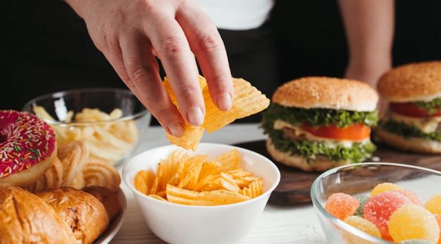 «Καμπανάκι» από τους επιστήμονες για τα πολύ επεξεργασμένα τρόφιμα: Συνδέονται με την εμφάνιση καρκίνου