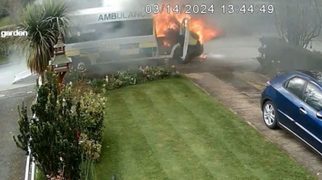 Η στιγμή της έκρηξης ασθενοφόρου στην Αγγλία -Είχαν μόλις αφήσει στο σπίτι της 91χρονη ασθενή