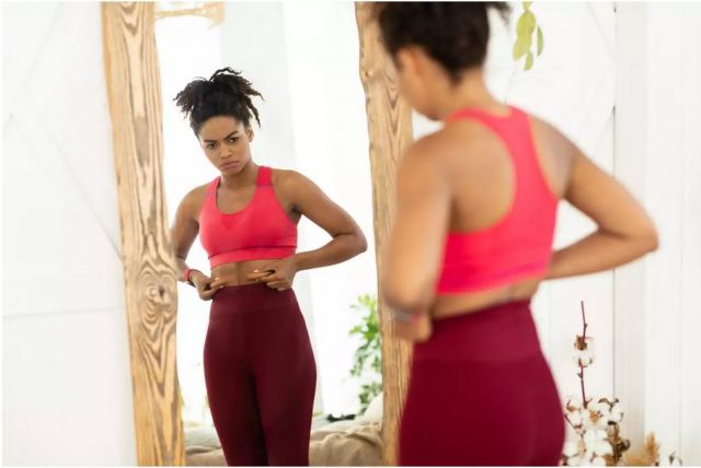 Τι προτείνουν οι ειδικοί να πίνετε μετά τα 50 για να φύγει το σπλαχνικό λίπος