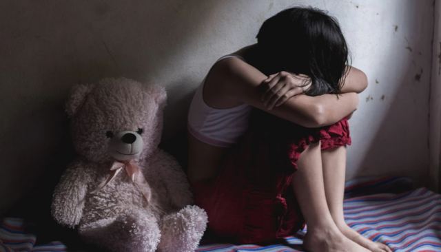 Νέα Σμύρνη: Πατέρας κακοποιούσε σεξουαλικά την κόρη του - Την έκαιγε στην κουζίνα όταν αντιστεκόταν