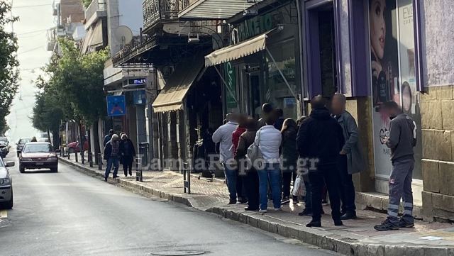 Λαμία: Ουρές πρωί πρωί στα φαρμακεία για rapid test