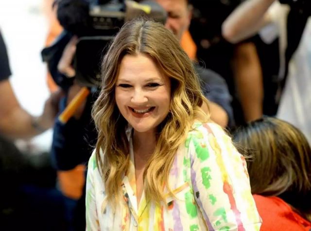 Ντρου Μπάριμορ: Πήρε βαριοπούλα και έκανε γυαλιά – καρφιά την ροζ κουζίνα της