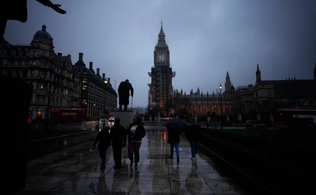Άνοιξε πυρ μέσα από όχημα εν κινήσει μπροστά από εκκλησία στο Λονδίνο: Έξι τραυματίες – Σε κρίσιμη κατάσταση μία 7χρονη