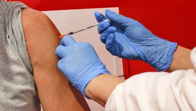 Εμβολιασμοί: Ανοίγει αύριο η πλατφόρμα για την 4η δόση του εμβολίου κατά της Covid στους 70-79