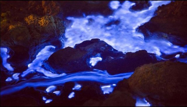 Απόκοσμο ηφαίστειο εκτοξεύει μπλε λάβα! [Βίντεο - Εικόνες]