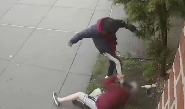 Σοκάρει βίντεο με τον άγριο ξυλοδαρμό ηλικιωμένου - Τον ρίχνει κάτω και τον κλωτσά στο πρόσωπο