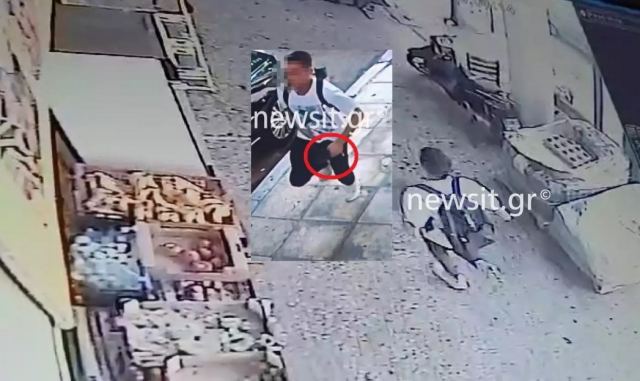 Νέα φωτογραφία ντοκουμέντο του δράστη της αιματηρής επίθεσης στην πλατεία Βάθη - Η στιγμή που κρατά το όπλο