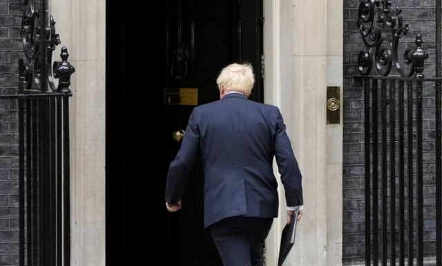 Μπόρις Τζόνσον: Τα κλάματα, οι αγκαλιές και τα νεύρα πριν την παραίτηση – Το άγνωστο παρασκήνιο