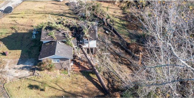 ΗΠΑ: Ανεμοστρόβιλοι έπληξαν την Αλαμπάμα -Σκοτώθηκε μητέρα με το 8χρονο παιδί της [βίντεο]