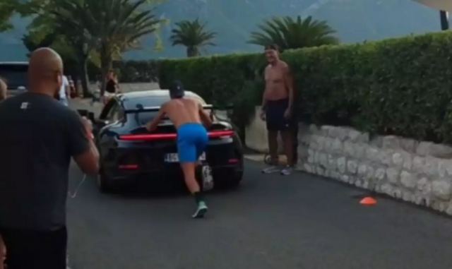 Ο Νόβακ Τζόκοβιτς προπονείται σπρώχνοντας αυτοκίνητα