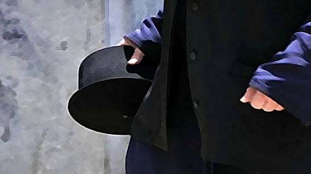 Ιερέας κατηγορείται για ενδοοικογενειακή βία από τη σύζυγο και τον 13χρονο γιο του
