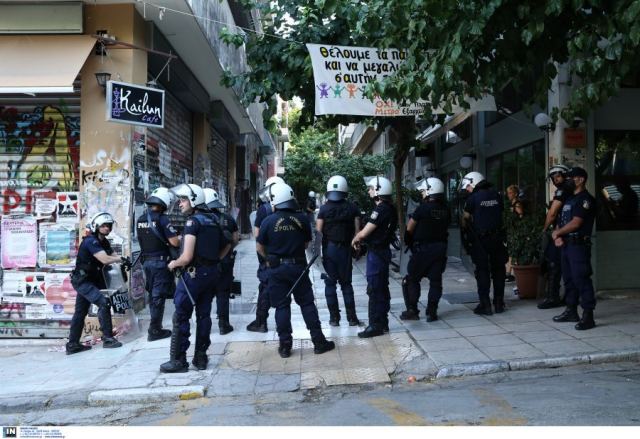 Νέα ένταση για το σταθμό του μετρό και προσαγωγές στα Εξάρχεια