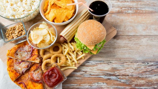 Οι τροφές που «ξεχειλώνουν» τη μέση και συρρικνώνουν το μυαλό