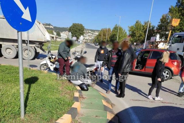 Λαμία: Τροχαίο με ντελιβερά σε κυκλικό κόμβο