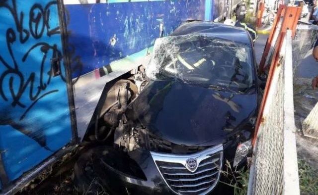 H 35χρονη οδηγός παρασύρθηκε με το αυτοκίνητό της από τρένο