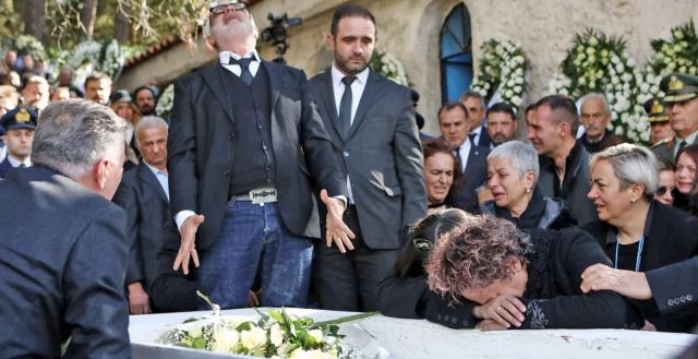 Οι σπαρακτικές εικόνες των γονιών του Μάριου-Μιχαήλ Τουρούτσικα πάνω στο μνήμα - Τελέστηκε η ταφή του ήρωα