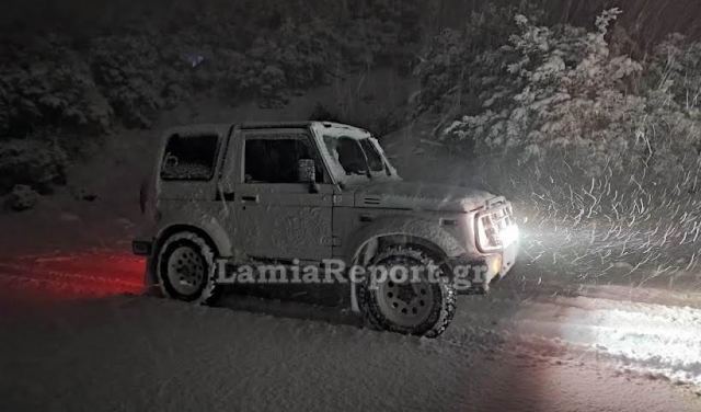 Δείτε πόσο χιόνι έριχνε τα μεσάνυχτα λίγο πιο πάνω από τη Λαμία (ΒΝΤΕΟ-ΦΩΤΟ)