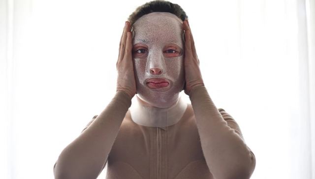 Ιωάννα Παλιοσπύρου - Πρωταγωνιστές: Η πρώτη εμφάνιση χωρίς μάσκα, οι δοκιμές προσθετικού αυτιού και οι ειδικές θεραπείες