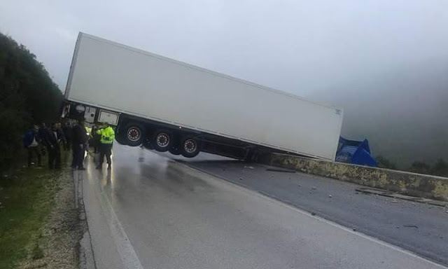 Νταλίκα κρέμεται στο γκρεμό!