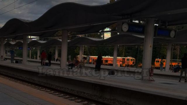 Περιμένοντας το τραίνο μέσα στο κρύο χωρίς ενημέρωση