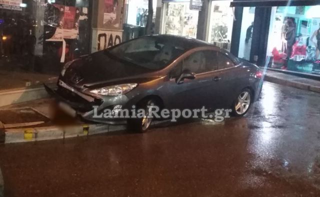 Λαμία: Τροχαίο σε διασταύρωση στο κέντρο της πόλης - ΦΩΤΟ