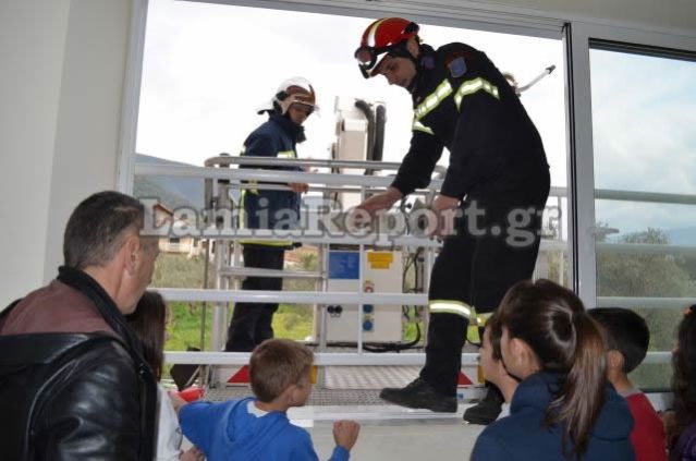 Στυλίδα: Έτσι απεγκλώβισαν τα παιδιά από το σχολείο (ΒΙΝΤΕΟ - ΦΩΤΟ)
