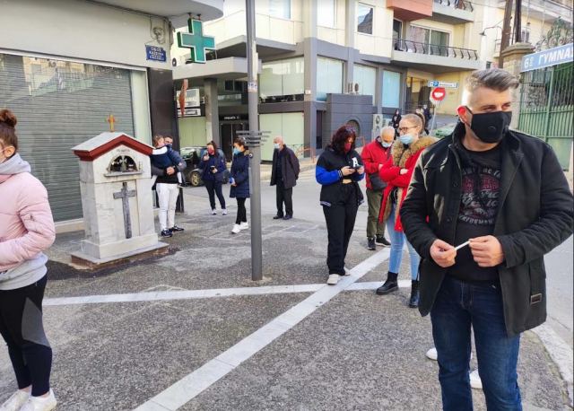 Λαμία: Ατελείωτες ουρές και ταλαιπωρία για ένα rapid tests  - ΒΙΝΤΕΟ