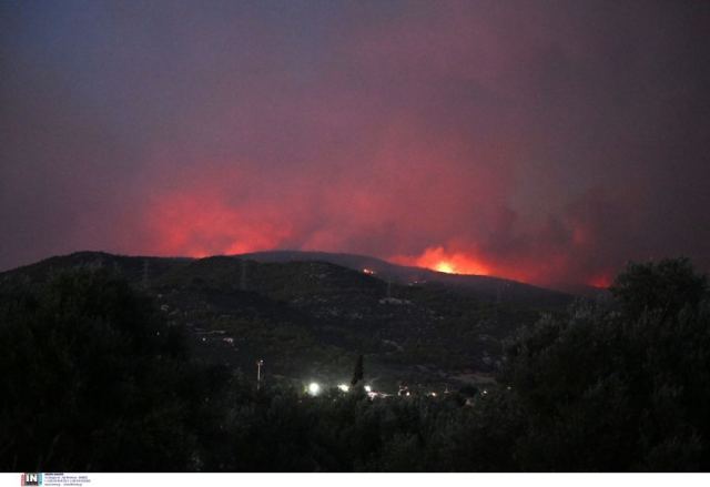 Ανεξέλεγκτο το πύρινο μέτωπο στην Εύβοια - Καίγεται πευκοδάσος