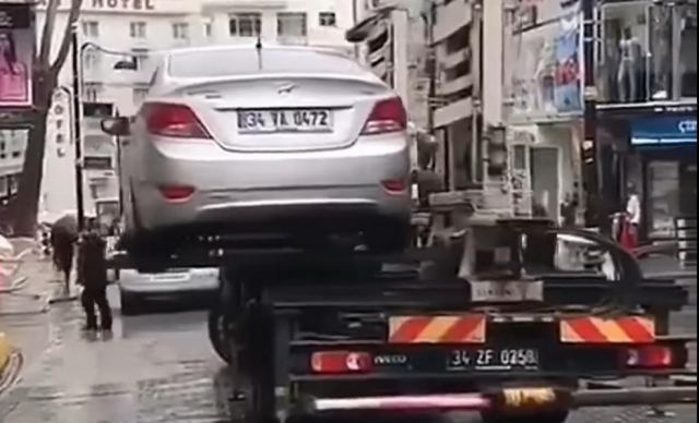 Τουρκία: Έτσι εξαφανίζουν τα παράνομα παρκαρισμένα αυτοκίνητα σε δευτερόλεπτα (Video)