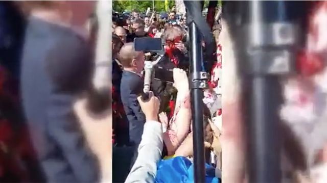 Έλουσαν με κόκκινη μπογιά τον Ρώσο πρεσβευτή στην Πολωνία