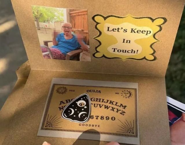 Γιαγιά χάρισε σε όλους στην κηδεία της από μια κάρτα επίκλησης πνευμάτων, «για να κρατήσουν... επαφή»!