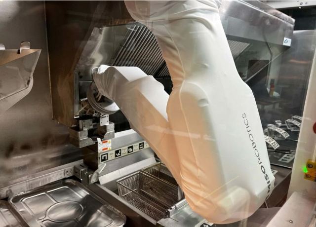 Ρομποτικός μάγειρας: Ο Flippy 2 φτιάχνει τηγανητές πατάτες «γρηγορότερα και καλύτερα από τον άνθρωπο»