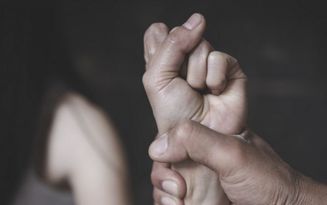 Σε δίκη στο αυτόφωρο ο δημοσιογράφος της ΕΡΤ – Ποινική δίωξη για ενδοοικογενειακή απειλή