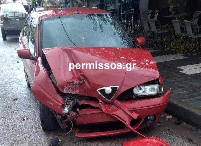 Αυτοκίνητο έπεσε σε κολώνα κοντά στο Κέντρο Υγείας Αλιάρτου (ΦΩΤΟ)