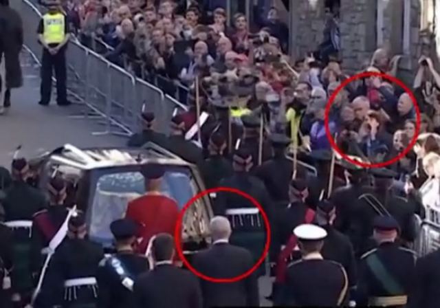 «Είσαι ένας άρρωστος γέρος» - Αποδοκίμασαν τον πρίγκιπα Άντριου στην νεκρική πομπή της Βασίλισσας Ελισάβετ