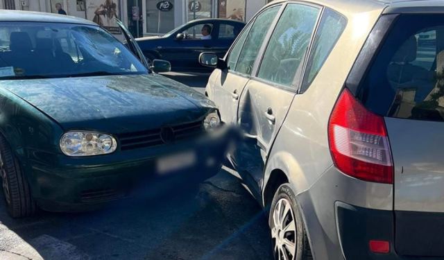 «Τρελή» πορεία αυτοκινήτου στην Καλαμάτα: Παρέσυρε και τραυμάτισε μαθητές και οδηγό μηχανής