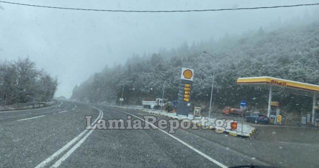 Ο χιονιάς συνεχίζει να πολιορκεί τη Λαμία - ΒΙΝΤΕΟ