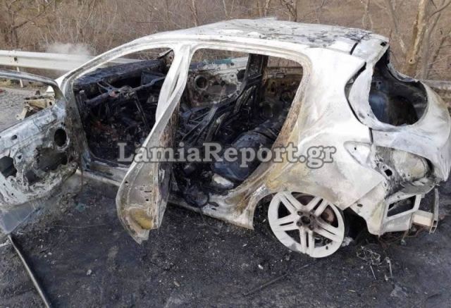 Φθιώτιδα: Κάηκε ολοσχερώς αυτοκίνητο οικογένειας (ΒΙΝΤΕΟ-ΦΩΤΟ)