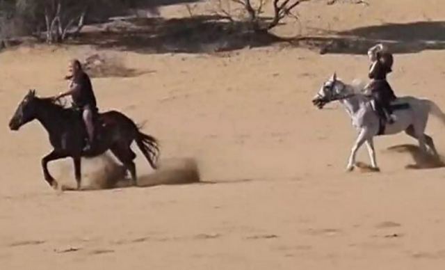 Λήμνος: Η πιο ανατρεπτική γαμήλια φωτογράφιση - Ο γαμπρός, η νύφη, η έρημος και το μυστήριο