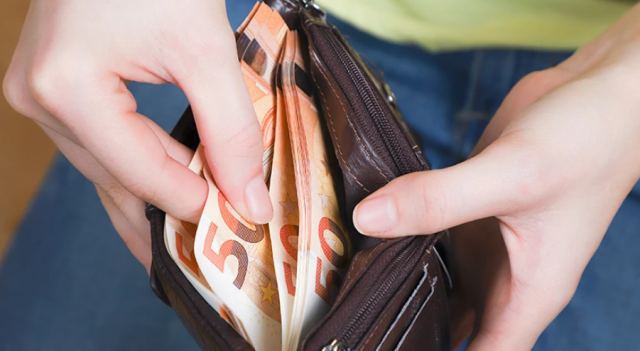 «Κόβουν» τις διακοπές οι Έλληνες για να τα βγάλουν πέρα – Τι δείχνει έρευνα