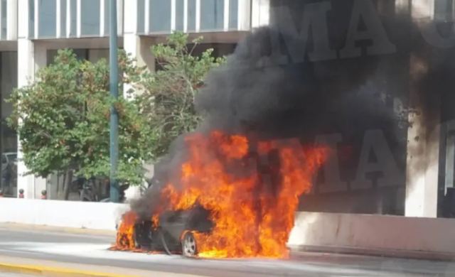 Φωτιά σε αυτοκίνητο στη Συγγρού στο ύψος του Φιξ - Σώθηκαν την τελευταία στιγμή μία γυναίκα και ένα παιδί