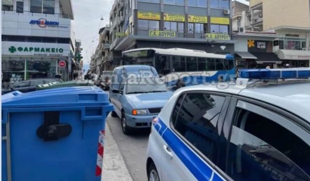 Λαμία: Παράνομο παρκάρισμα και «έμφραγμα» στην πόλη