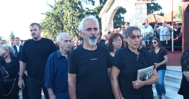 Το τελευταίο αντίο στον ήρωα Περικλή Στεφανίδη που σκοτώθηκε στην πτώση του Canadair - Παρών ο πρωθυπουργός