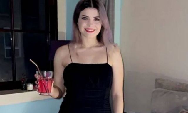 Γυναίκα πληρώνεται για να βλέπει ταινίες ερωτικού περιεχομένου