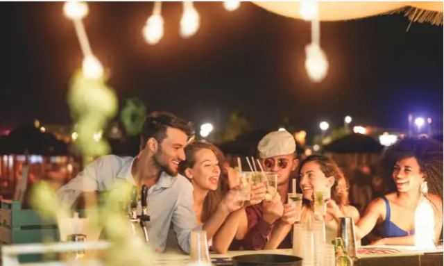 Αλκοόλ: Τι κίνδυνος υπάρχει αν πίνετε πολύ μία φορά την εβδομάδα