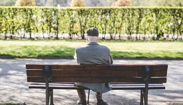 Ο παππούς περίμενε τα εγγόνια του στο πάρκο και μαμάδες τον αποκάλεσαν παιδόφιλο – Ξέσπασε η κόρη του για την αντιμετώπιση που είχε