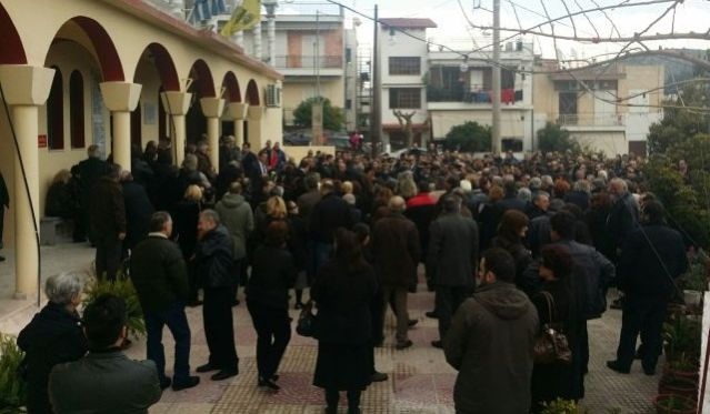 Ράγισαν και οι πέτρες στην κηδεία του 32χρονου πυροσβέστη