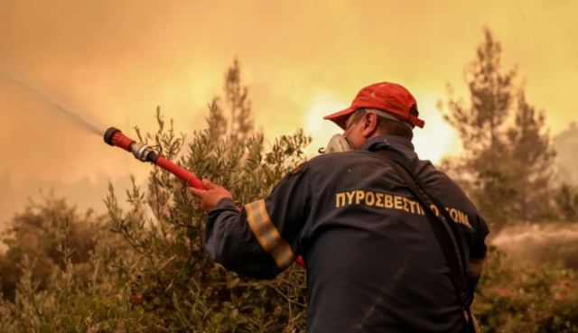 Φωτιά στον Κάλαμο: «Πρεμιέρα» των δασοκομάντος - Καίει κοντά σε σπίτια, ενισχύθηκαν οι δυνάμεις της Πυροσβεστικής